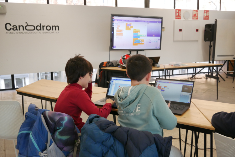 Dos participantes en el Code Club del Canòdrom