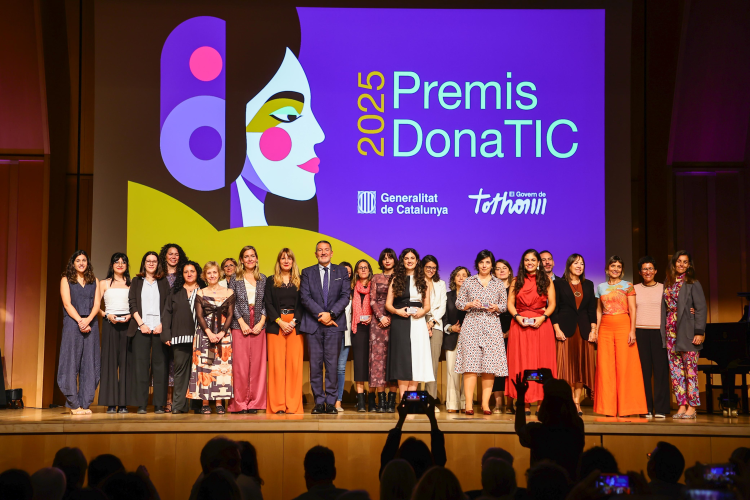 Fotografía de grupo con todas las ganadoras de los Premis DonaTIC 2025.