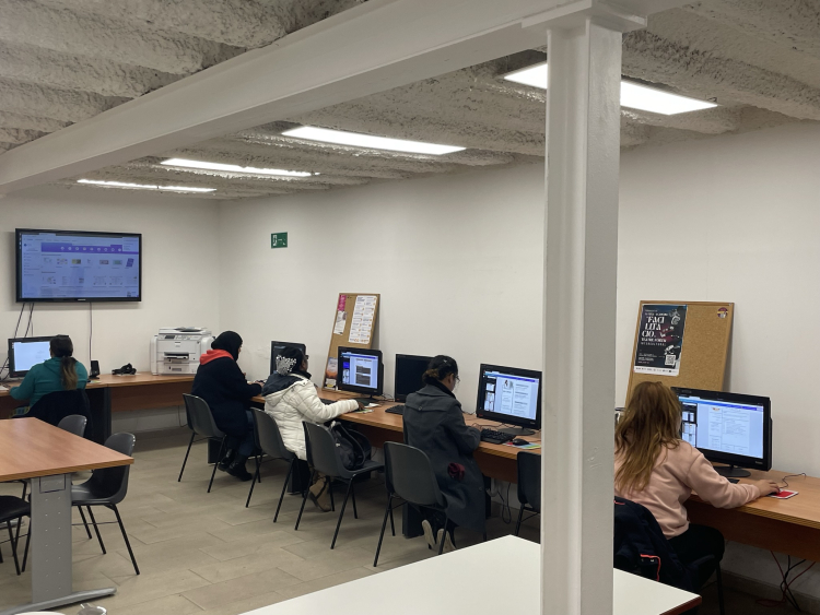 Una mañana de actividades en el Punt Òmnia Raval-Colectic