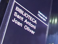 Imatge de l'entrada de la Biblioteca Joan Oliver