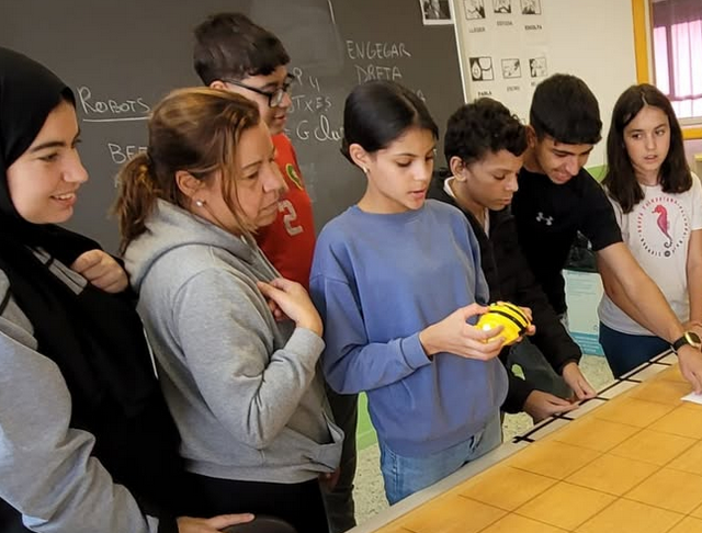 Algunas de las participantes en los talleres de robótica del Punt Òmnia Eudald Graells de Ripoll.